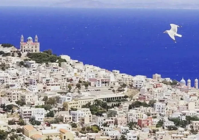 Σύρος: Το «μυστικό διαμάντι» των Κυκλάδων που εντυπωσιάζει τον κόσμο