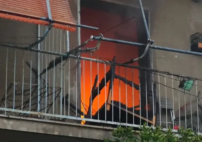 Μεγάλη φωτιά σε διαμέρισμα στη Δραπετσώνα: Συγκλονιστικές στιγμές και επιχείρηση διάσωσης