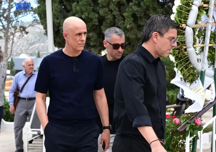 Πλήθος ανθρώπων του ποδοσφαίρου στην κηδεία της Γωγώς Μαστροκώστα