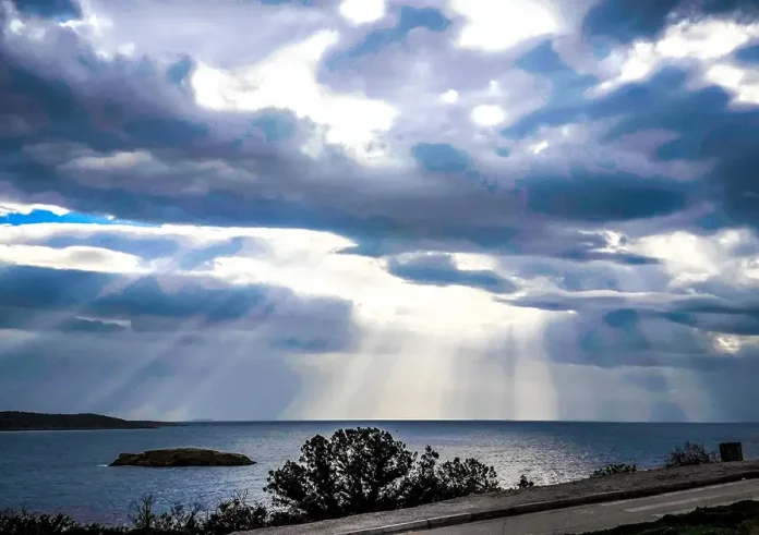 Τοπικές βροχές και καταιγίδες.Θερμοκρασίες έως 28 βαθμούς. Ο καιρός το Σαββατοκύριακο