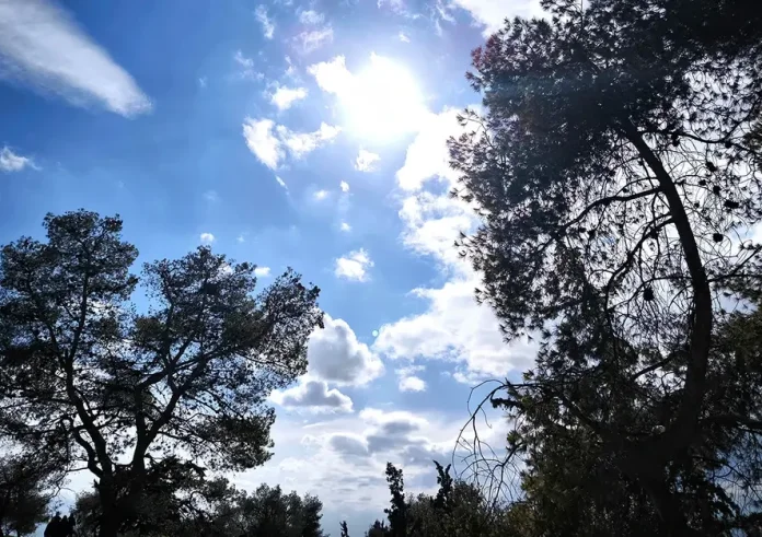 Καιρός: Υψηλές θερμοκρασίες έως 33 βαθμούς με τοπικές βροχές