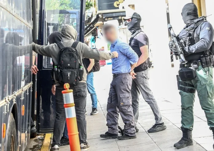 Επεισόδια στην Ευελπίδων: Προφυλάκιση έξι ατόμων για τη ληστεία στην Τιθορέα