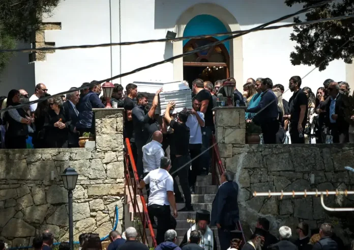 Οργισμένες αντιδράσεις στην κηδεία του 21χρονου Νικήτα: «Ήρθατε τώρα που τον σκότωσαν»