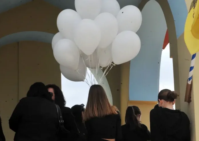 Ηλεία: Λευκά μπαλόνια και δάκρυα για τον 13χρονο που σκοτώθηκε σε τροχαίο με ηλεκτρικό πατίνι