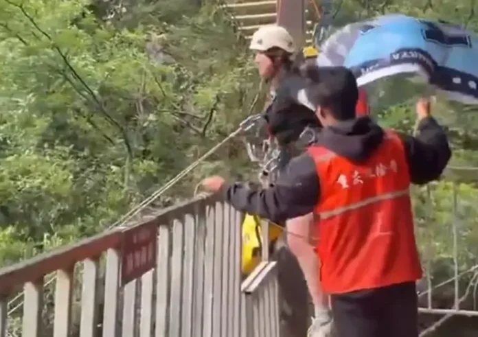 Κίνα: 16χρονη σκοτώθηκε σε zip line πάνω από καταρράκτη. «Δεν είναι δεμένο σωστά»