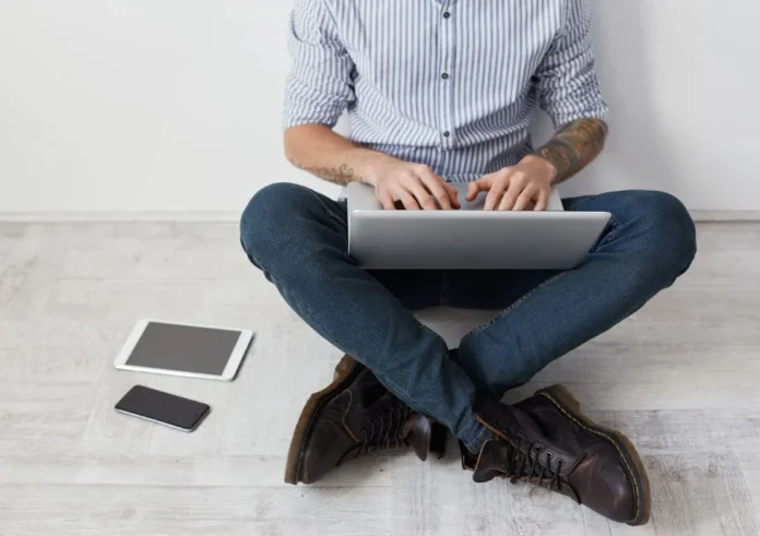 Laptop στα πόδια: Πόσο επικίνδυνο είναι για την υγεία σου;