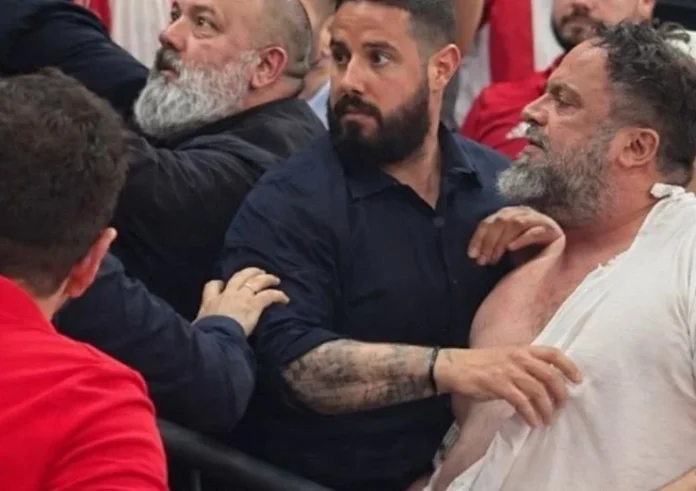 Ένταση στο Telekom Center: Πιάστηκαν στα χέρια Μαρινάκης και Δημητριάδης