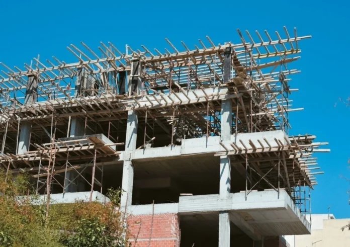 Πολεοδομικός «πόλεμος»: Ακίνητα στον αέρα και οι δήμοι σε σύγκρουση