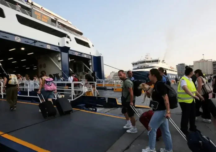 Αυξημένη κίνηση στο λιμάνι του Πειραιά για το τριήμερο του Αγίου Πνεύματος
