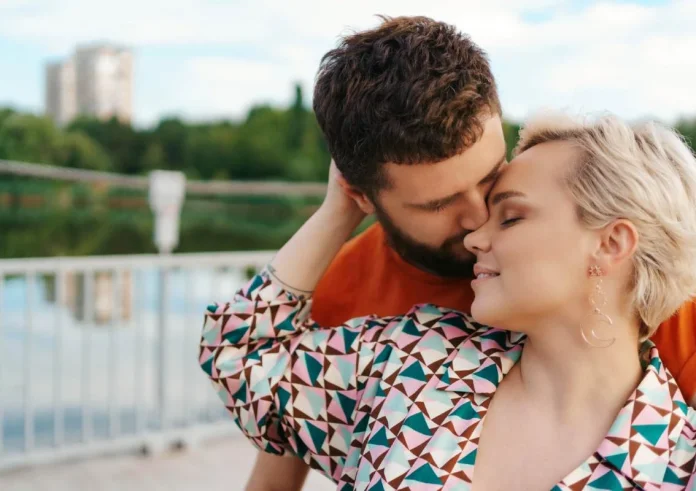 Σημάδια που αποκαλύπτουν ότι αναζητάς επιβεβαίωση και όχι αληθινή σύνδεση: 5 ενδείξεις