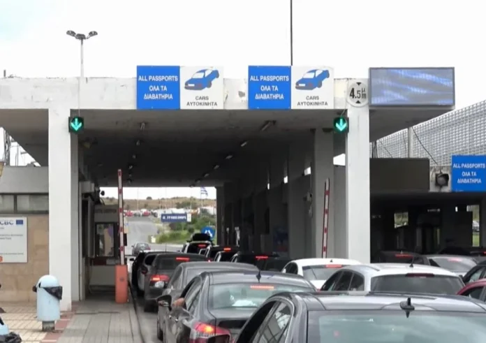 'Κράς τεστ' στα σύνορα: Ατελείωτες ουρές στους Ευζώνους λόγω του νέου ευρωπαϊκού συστήματος βιομετρικών ελέγχων