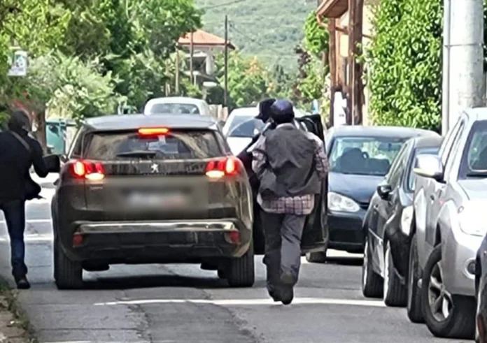 Ληστεία σε τράπεζα στην Τιθορέα: Οι δράστες φεύγουν με 200.000 ευρώ και χάνουν χρήματα στον δρόμο. Βίντεο