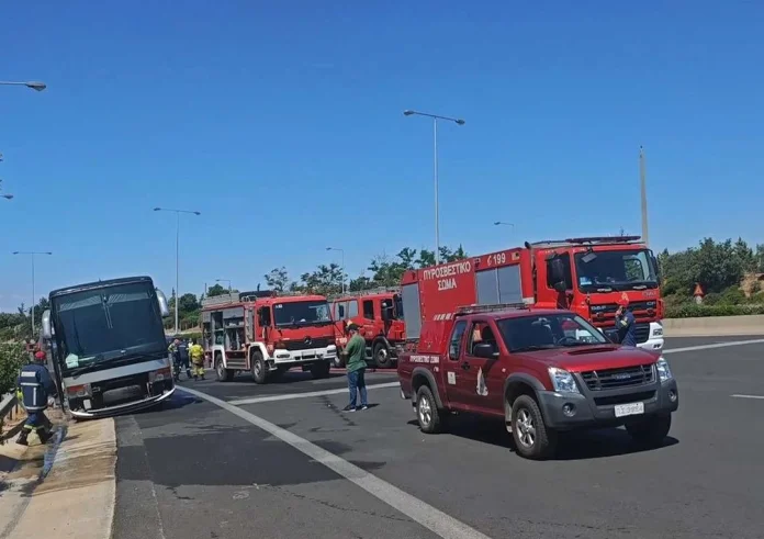 Περιφερειακή Υμηττού: Τουριστικό λεωφορείο τυλίχθηκε στις φλόγες – Δύο λεπτά τρόμου με κλειδωμένες πόρτες
