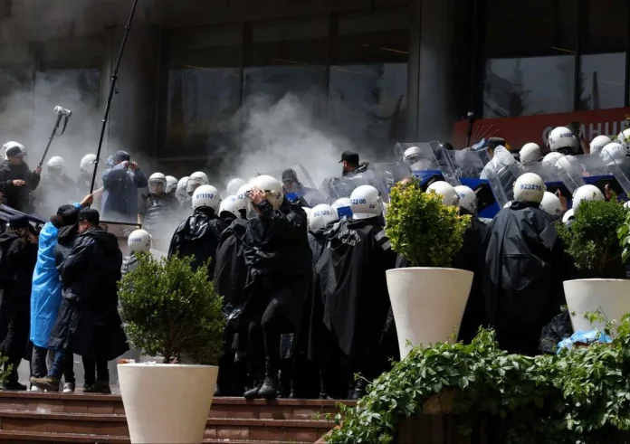 Χάος στην Τουρκία: Η αστυνομία εισέβαλε στα γραφεία του CHP με χημικά – Καθαιρέθηκε ο Οζέλ, επιστρέφει ο Κιλιτσντάρογλου