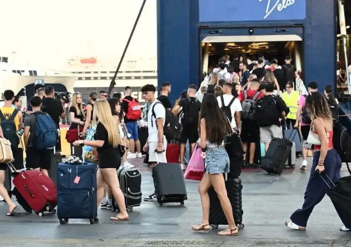 Μεγάλη έξοδος για το τριήμερο του Αγίου Πνεύματος: 'Βουλιάζουν' λιμάνια και αεροδρόμια – Σύμμαχος η ομαλή ροή στους δρόμους