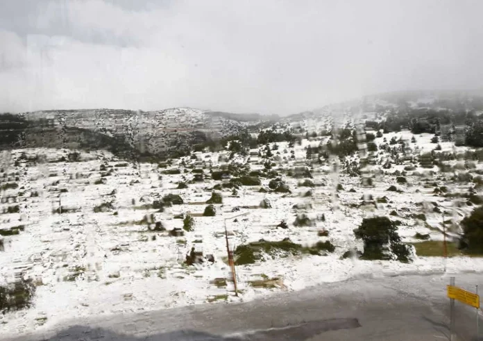 Χειμώνας στην καρδιά του Μαΐου: Χιόνια στην Πάρνηθα και την Ηπειρωτική Ελλάδα