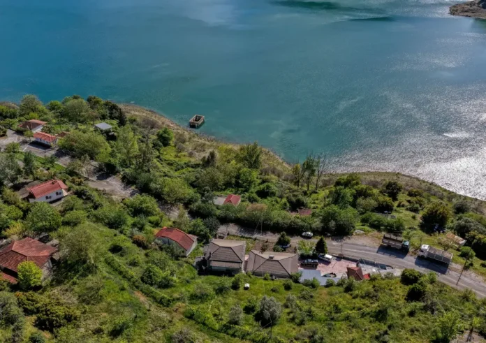 Το χωριό Κάλλιο ξανά κάτω από τα νερά: Νέες εικόνες από τον Μόρνο