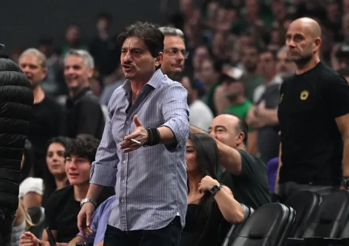 Basket League: Έξαλλος ο Δημήτρης Γιαννακόπουλος με τους διαιτητές, μπήκε στο γήπεδο