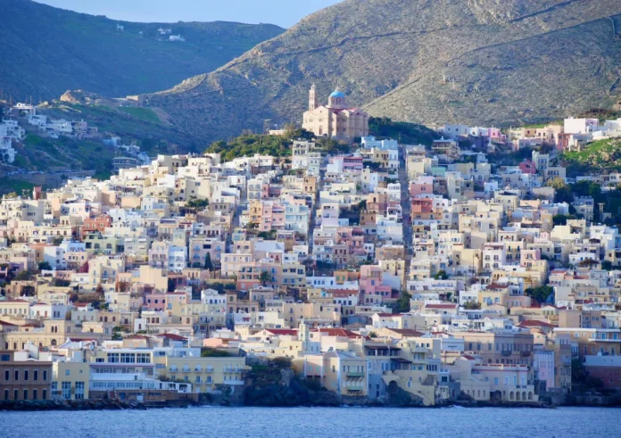 Αγορά εξοχικής κατοικίας: Ποιες βίλες εκατομμυρίων προσελκύουν αγοραστές και ποια νησιά είναι στο προσκήνιο