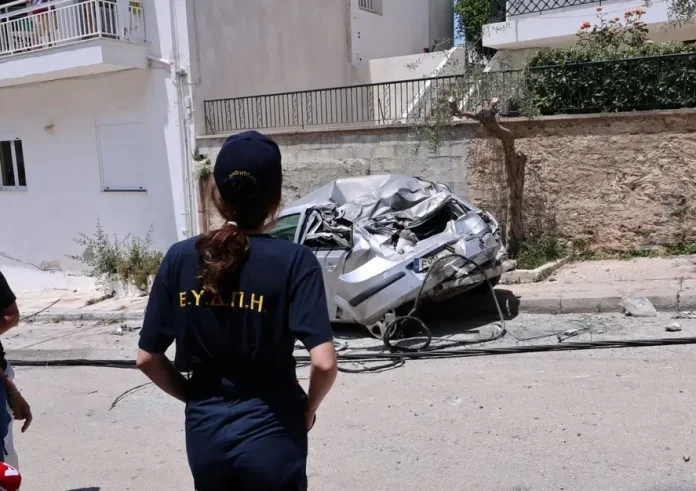 Φορτηγό έπεσε σε κολόνα στην Ηλιούπολη, καταπλάκωσε τέσσερα ΙΧ και έσπασε εισόδους σπιτιών