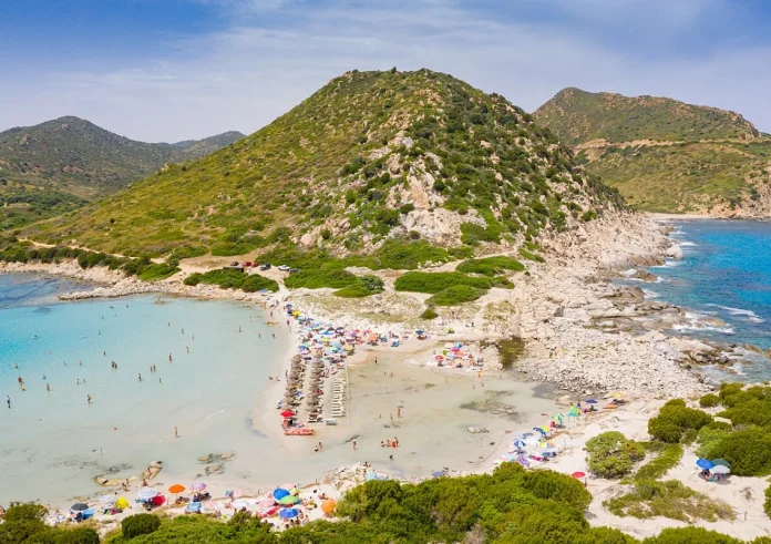 Παραλία απαγορεύει τις ομπρέλες για όσους είναι από 10 έως 65 ετών