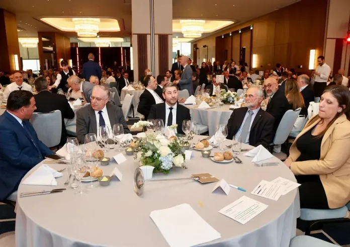 Αμηχανία στο τραπέζι: Γεωργιάδης, Ανδρουλάκης και Κωνσταντοπούλου μαζί σε εκδήλωση