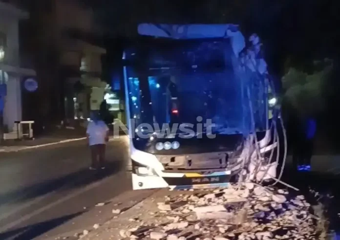 Βίντεο από τροχαίο στα Άνω Λιόσια: Αστικό λεωφορείο καρφώθηκε σε κολόνα της ΔΕΗ – Τρεις τραυματίες