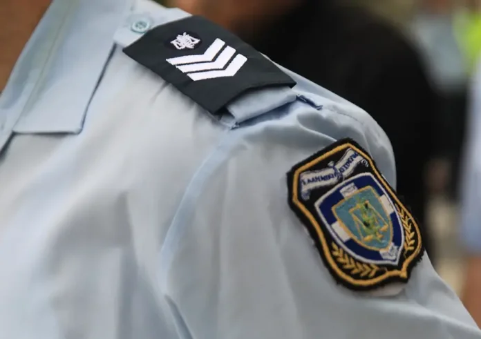 Σοκ από την εγκληματική δράση ανηλίκων: Πάτησαν αστυνομικό, σοβαρός τραυματισμός