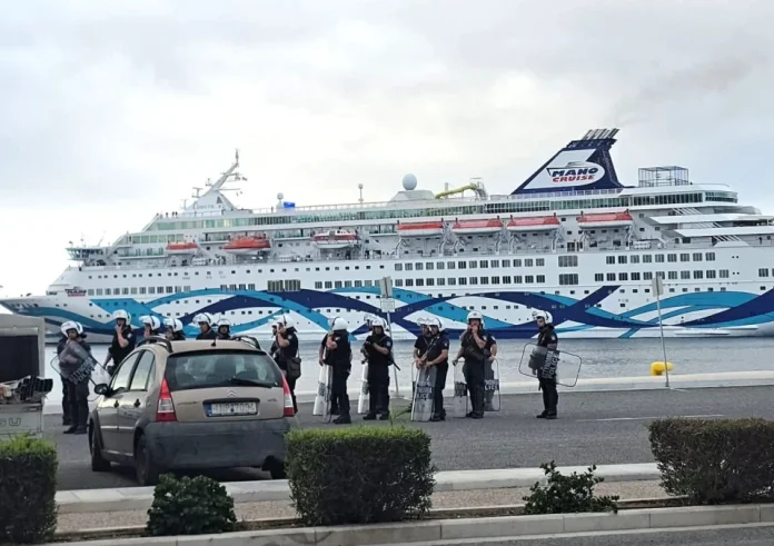 Άφιξη του Crown Iris στην Ερμούπολη: Ισχυρές αστυνομικές δυνάμεις για την πρόληψη επεισοδίων