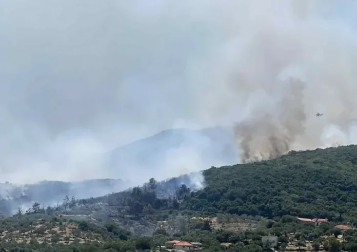 Μεγάλη φωτιά στο Λουτράκι: Συναγερμός για την κατάσβεση κοντά σε κατοικημένες περιοχές