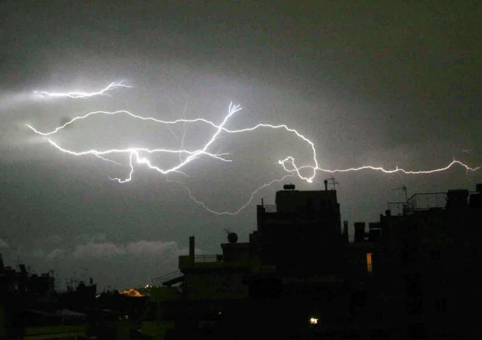 Έκτακτο δελτίο καιρού: Καταιγίδες και μπουρίνια με πορτοκαλί προειδοποίηση από την ΕΜΥ
