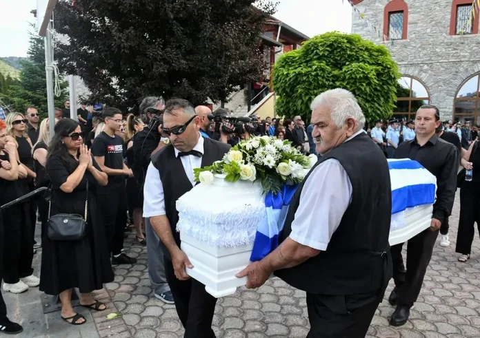 Θρήνος στην κηδεία της αστυνομικού: Σε λευκό φέρετρο με την ελληνική σημαία κηδεύτηκε η Αντιγόνη στη Δράμα