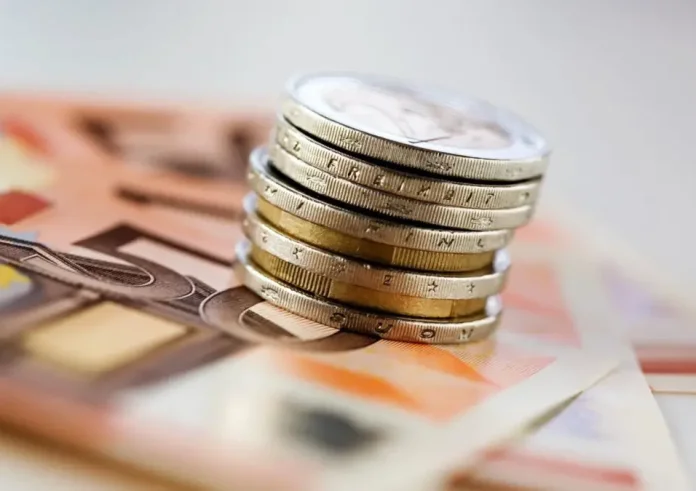 Αυξάνεται το ακατάσχετο όριο στους τραπεζικούς λογαριασμούς: Από 1.250 ευρώ σε 1.600 ευρώ