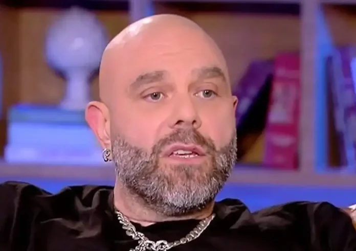 Μιχάλης Κουινέλης: Έχω δουλέψει σε γραφείο κηδειών, έκλαιγα πιο πολύ από τους συγγενείς, νόμιζαν ότι ήμουν το χαμένο παιδί του αποθανόντος