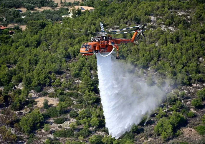 Φωτιά τώρα στα Μέθανα: Μάχη με τις φλόγες από επίγειες δυνάμεις και 5 εναέρια μέσα