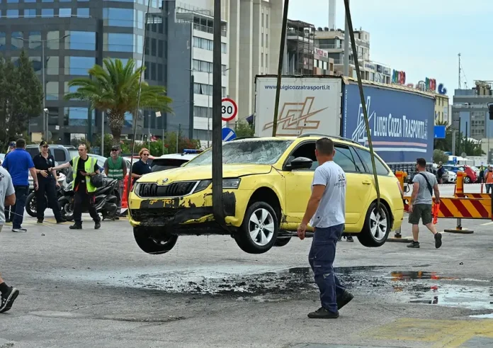 Τραγικό συμβάν στο λιμάνι του Πειραιά: Ο οδηγός ταξί έβαλε τη ζώνη και κατέληξε στη θάλασσα