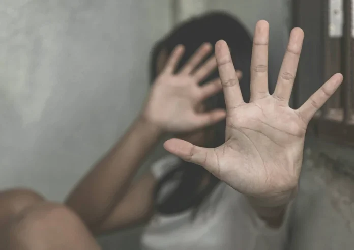Υπόθεση σοκ στον Ωρωπό: 32χρονος κακοποιούσε και εξέδιδε τη γυναίκα του. «Κοιτάξτε να δείτε πώς κλαίει»
