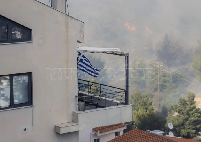 Φωτιά στη Βούλα: Διακοπές ρεύματος και ισχυρές εκρήξεις στην περιοχή