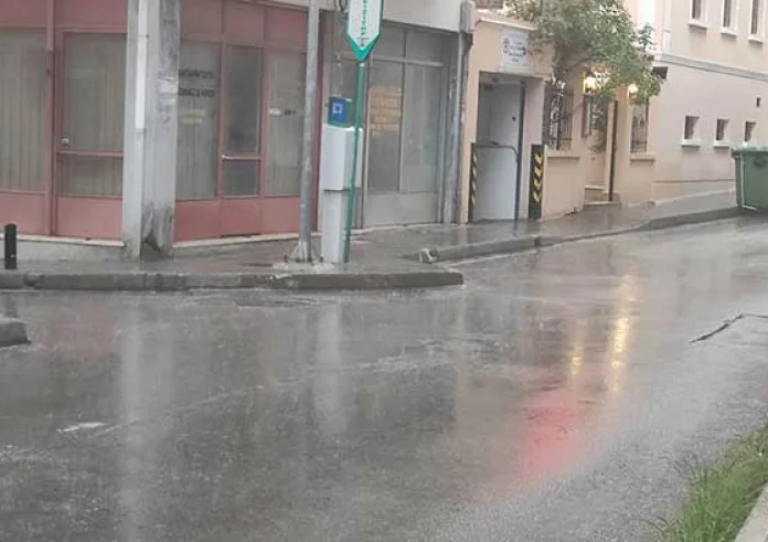 Καιρός – Κοζάνη: Χοντρό χαλάζι και σφοδρή καταιγίδα στην πόλη που ξέχασε τι θα πει καλοκαίρι
