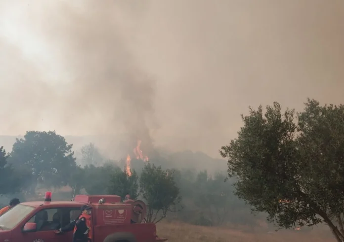 Φωτιά τώρα στην Αχαΐα – Εκκένωση του χωριού Βάλμη
