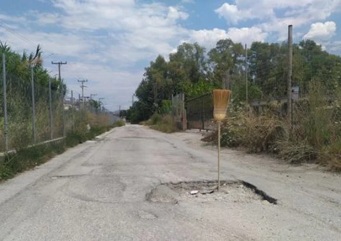 Τελικά, ούτε η μάγισσα Ντε Σπελ δεν απέφυγε να πέσει στις λακκούβες της οδού Σουνίου