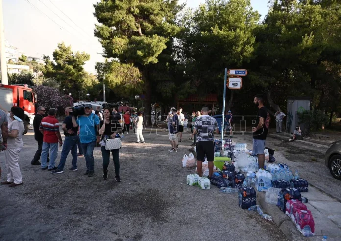 Φωτιά στη Βούλα: Εθελοντές συγκεντρώνουν νερό και τρόφιμα για κατοίκους και πυροσβέστες