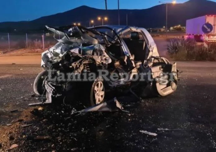 Θανατηφόρο τροχαίο στη Λαμία: Αυτοκίνητο καρφώθηκε σε νταλίκα, ένας νεκρός