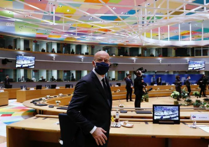 Ψάχνουν πού μπορεί να κόλλησε κορονοϊό ο Μακρόν. Σε προληπτική καραντίνα Ευρωπαίοι ηγέτες