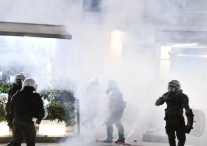 Θεσσαλονίκη: Για δεύτερη νύχτα επεισόδια στο ΑΠΘ με χημικά και πετροπόλεμο
