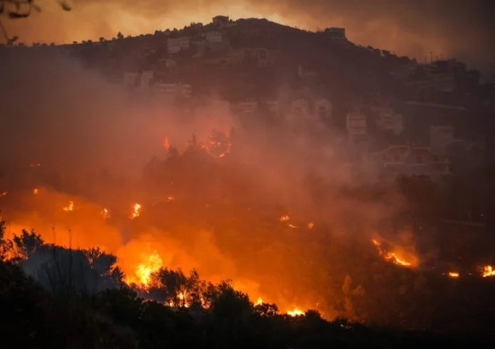Φωτιά στην Πεντέλη: Καρέ - καρέ τα πύρινα μέτωπα σε Πεντέλη και Ντράφι. Έρχεται δραματική νύχτα