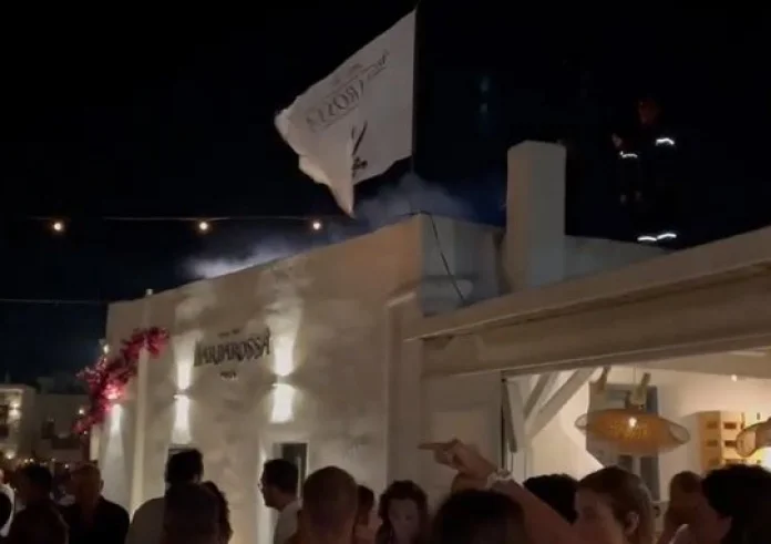 Φωτιά στο Barbarossa της Πάρου - Εκκενώθηκαν ταβέρνες και εστιατόρια στη Νάουσα