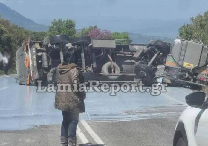 Δίπλωσε νταλίκα στην εθνική – Κλειστός ο δρόμος από Λαμία προς Άμφισσα