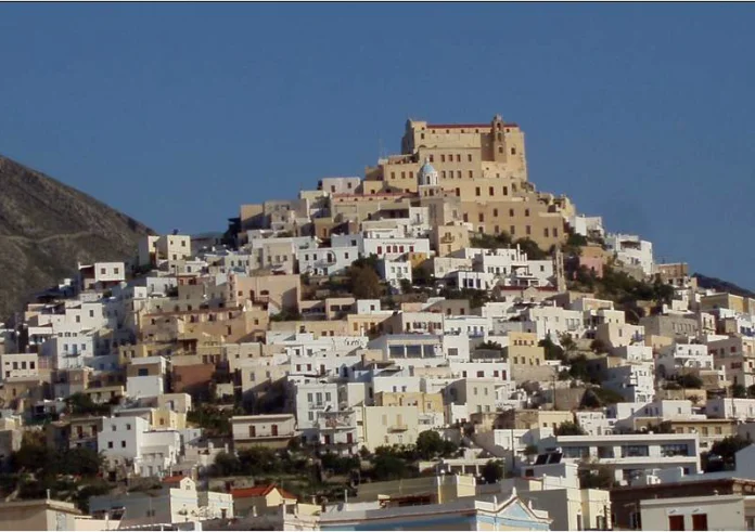 Στης Άνω Σύρου τα στενά. Ένας παραδοσιακός οικισμός που ταξιδεύει στην εποχή του μεσαίωνα