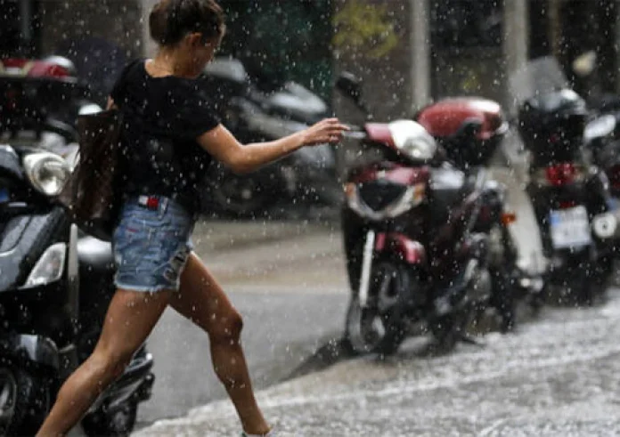 Καιρός: Πού αναμένονται βροχές και καταιγίδες σήμερα Κυριακή 27/08